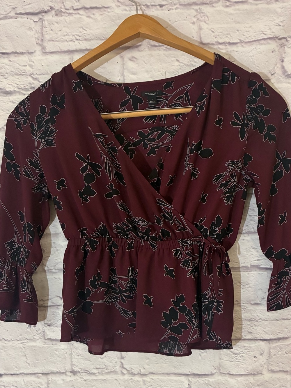Ann Taylor Factory Women's Burgundy Floral Chiffon V-Neck 3/4 Tie Blouse Small
